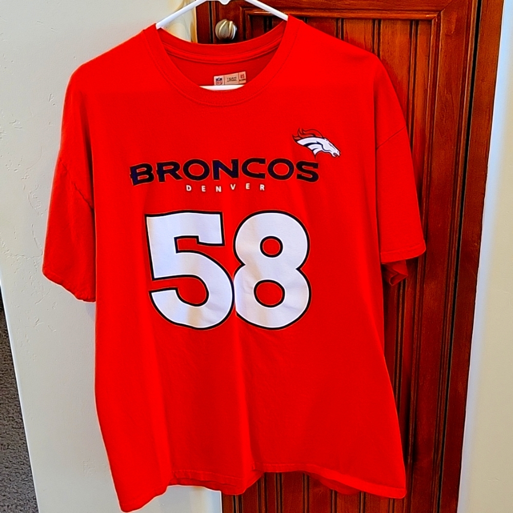 Mens Denver Broncos T-shirt Von Miller's name and 58 Jersey number.